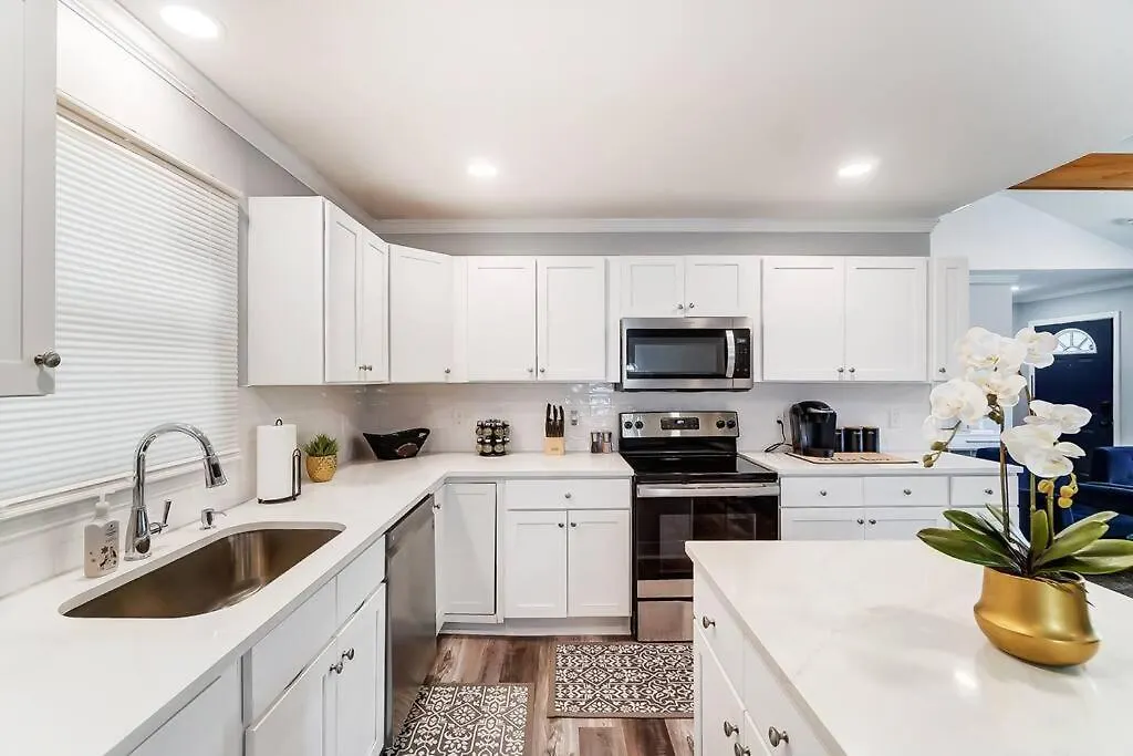 The Charlotte Chateau With Hot-Tub, Mini-Golf, 3Bd2Ba Holiday home
